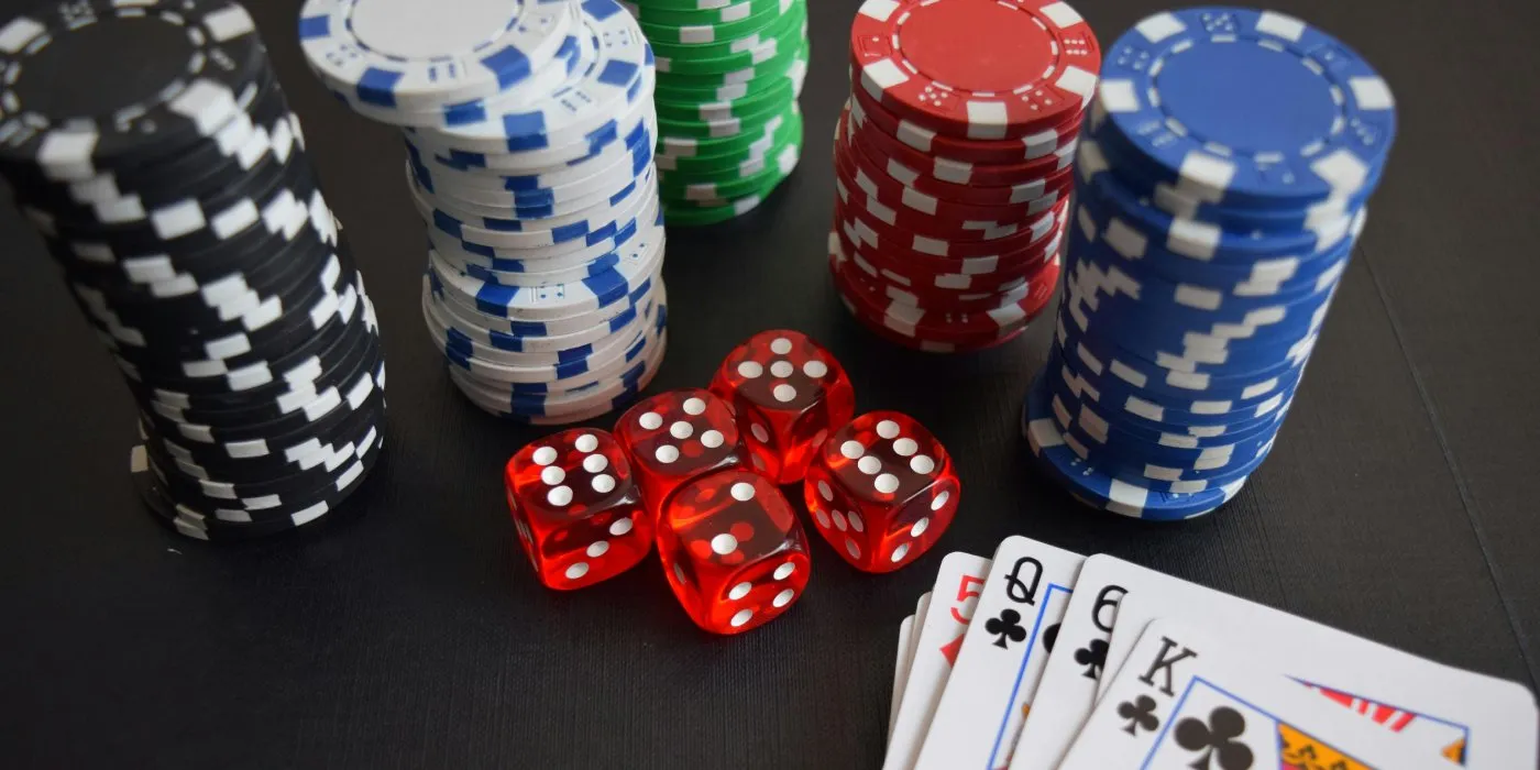 How Online Casino Reviews Shape Safer Play for Card Gamers